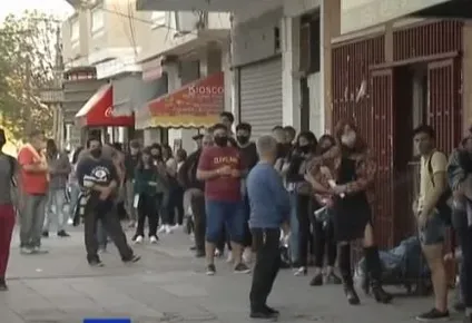 argentina y la crisis: 1.500 personas se presentan para 15 puestos de trabajo en una taberna
