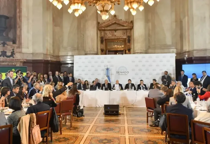 ley bases: el gobierno retoma contactos con la oposicion dialoguista y negocia cambios