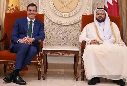 El presidente del Gobierno de España, Pedro Sánchez (i), mantiene una reunión con el secretario de Estado de Ministerio de Asuntos Exteriores de Catar, Mohammed bin Abdulaziz Al-Khulaifi