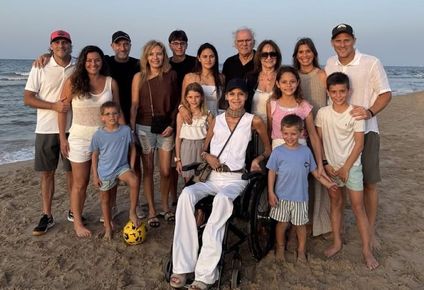 Diego Forlán junto a su padre Pablo Forlán y toda su familia, en el cumpleaños 80 de este último