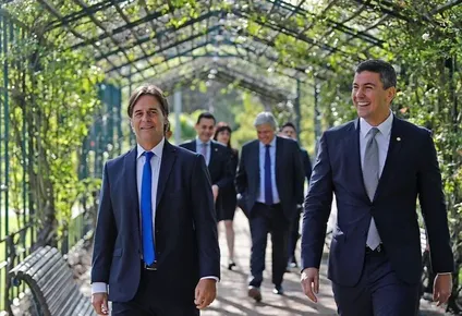 El presidente de Uruguay, Luis Lacalle Pou, y el mandatario electo de Paraguay, Santiago Peña, durante el encuentro que mantuvieron en Montevideo en mayo pasado