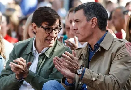 El presidente del Gobierno, Pedro Sánchez, con el líder del PSC, Salvador Illa