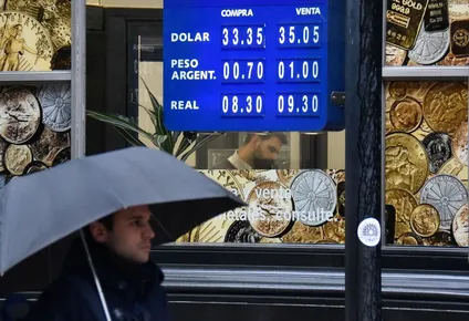 el dolar corto la racha bajista y aumento 0,93%