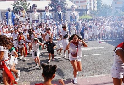 Las personas y menores que celebraban el chupinazo en la ciudad navarra de Noáin huyen tras la explosión de varios cohetes que provocaron más de 40 heridos.&nbsp;