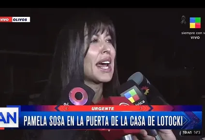 Pamela Sosa en la puerta de la casa de Lotocki