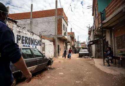 la pobreza en argentina llego  a 40,9% en el primer semestre: 18,5 millones de personas