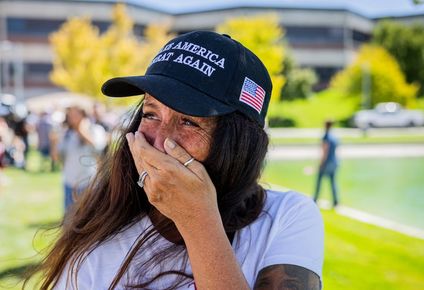 Mujer llora después del asesinato de Charlie Kirk, en la Universidad de Utah.