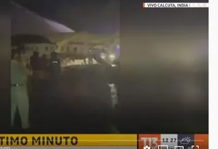 mueren al menos 14 personas al partirse en dos un avion en india