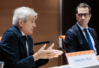 El presidente del Consejo General de Economistas de España, Valentín Pich (i), y el ministro de Economía, Comercio y Empresa, Carlos Cuerpo