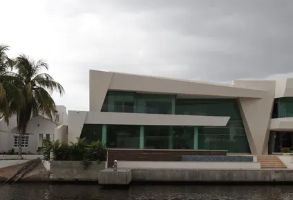 Junto a los canales que recorren la urbanización Las Villas se levantan lujosas casas.