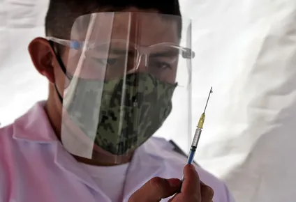 Un trabajador de la salud administra una dosis de Pfizer/BioNTech en México