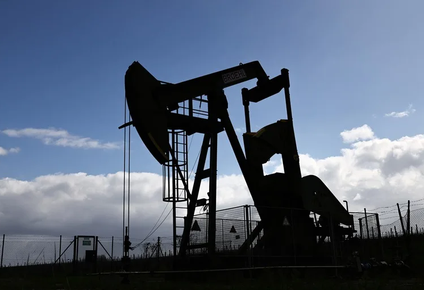 ataque con drones desde irak obliga a arabia saudita a cerrar un oleoducto estrategico y el petroleo sube a 109 dolares