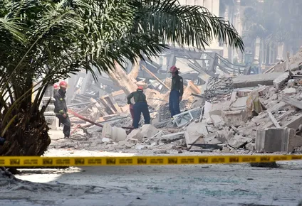 Bomberos trabajan en los escombros del hotel