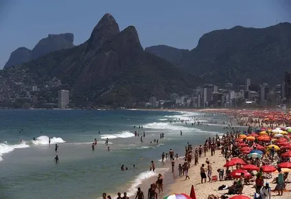 oferta agotada y vuelos extraordinarios: como se preparan el aeropuerto y las agencias de viaje para una semana de turismo record
