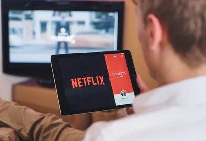 los beneficios netos de netflix aumentan un 20 % en 2023