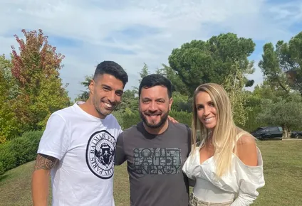 Sugo junto a Suárez y Sofía Balbi