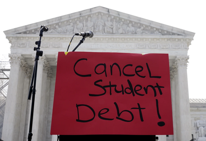 Un cartel que dice “cancelen la deuda estudiantil” afuera de la Corte Suprema en Washington.