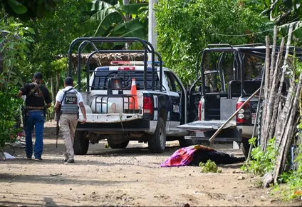 Fuerzas de seguridad inspeccionan el lugar donde 13 personas, 11 de ellas policías, fueron asesinadas en una emboscada.