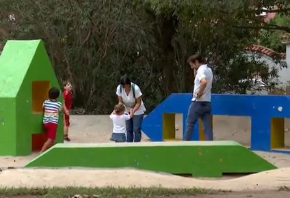 Familia en una plaza pública