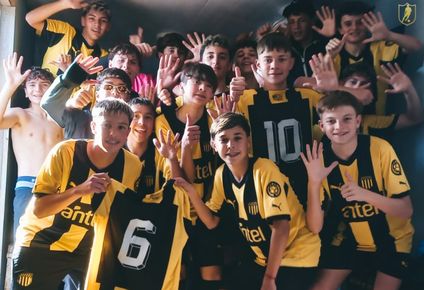 La categoría nacida en 2012 de AUFI de Peñarol, celebra el 6-0 sobre Nacional en Los Céspedes