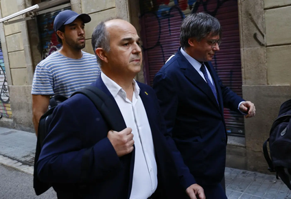 Jordi Turull (izq.) acompañando a Puigdemont antes de llegar a Arc de Triomf