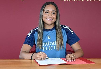 La delantera canadiense Olivia Smith se convirtió en el fichaje más caro en la historia del fútbol femenino.