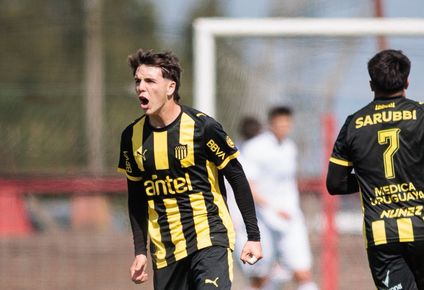 Joaquín Pastorini celebra su gol para Peñarol ante Nacional por el Torneo Clausura de Tercera división