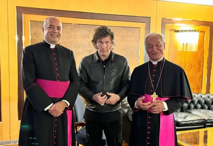 javier Milei, recién llegado a Roma con dos sacerdotes que lo saludaron al llegar.