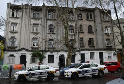 Policías frente al edificio de Cordón en el que ocurrió el hecho