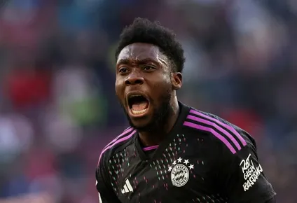 Davies se aleja del Madrid.