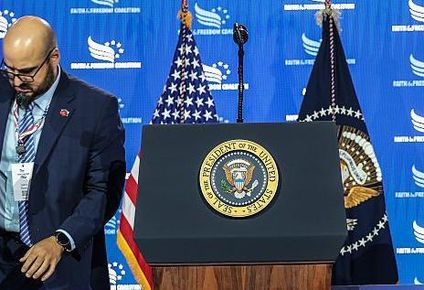 investigan a un operador de telepronter de la casa blanca por ganar casi us$100.000 con apuestas sobre los discursos de trump