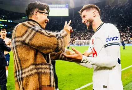 Heun Ming-Son saluda a Rodrigo Bentancur, compañero en Tottenham Hotspur