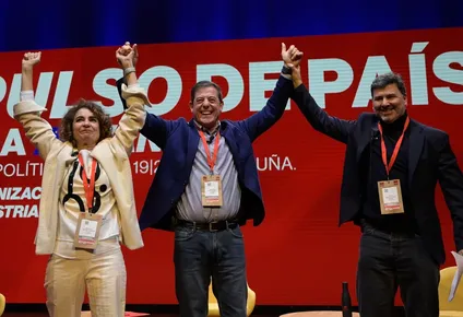 La vicepresidenta Primera del Gobierno y Ministra de Hacienda, María Jesús Montero; El candidato del PSdeG a presidir la Xunta de Galicia, José Ramón Gómez Besteiro y el eurodiputado Nicolás González Casares durante la convención política del PSOE.