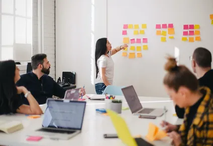 Los equipos de trabajo conformados por personas de distintas generaciones tienen una mayor cantidad de perspectivas sobre los temas