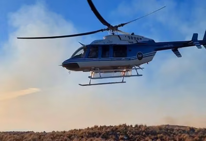 Los brigadistas debieron ser trasladados en helicóptero hasta la zona donde se originó el incendio, debido a que es un lugar de difícil acceso
