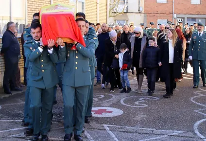 La iglesia de la Virgen de los Dolores de la localidad leonesa de Nogarejas acoge este lunes la misa funeral por David Pérez Carracedo, de 43 años, el agente de la Guardia Civil que murió el viernes en Barbate (Cádiz) junto a su compañero Miguel Ángel González al ser arrollada su patrullera por una narcolancha.