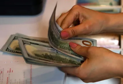 dolar opero al alza y alcanzo su mayor nivel en dos anos y medio