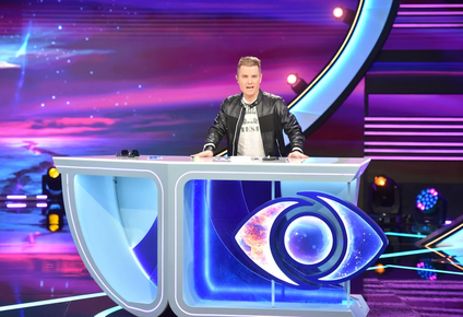 gran hermano: mientras la primer eliminada hablaba en el debate, la nueva lider le saco la posibilidad de votar a unos participantes y mando a otros dos a placa
