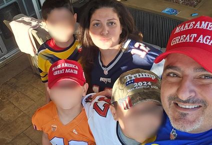 Arpineh y su esposo Arthur con sus hijos en tiempos más felices antes de que los agentes de ICE llegaran a la casa de la familia.