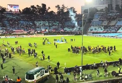 la bengala nautica que tiro un barra de nacional desde el talud de la colombes mientras penarol festejaba y que fue grabada desde la amsterdam