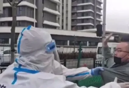 Un video analizado por la BBC muestra los enfrentamientos entre la policía y residentes en China