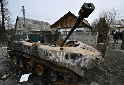 Tanque destruido en Bucha, Ucrania