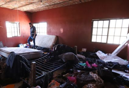 Los forenses se encuentran revisando minuciosamente cada rincón de la finca de más de 10 mil metros cuadrados.