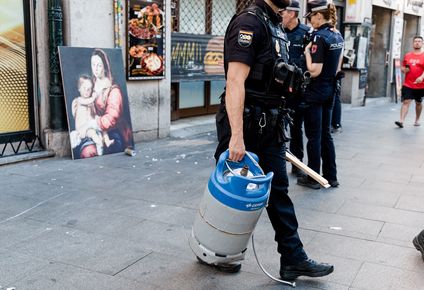 La policía retira una bombona de gas de la calle Montera. EUROPA PRESS.&nbsp;