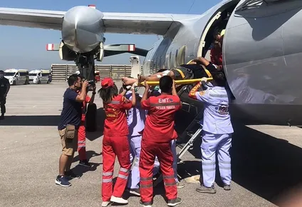 Uno de los sobrevivientes del naufragio es trasladado como parte de los operativos de rescate