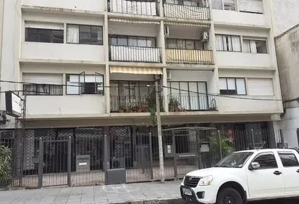 apartamento en pocitos con bajos gastos comunes va a remate sin base