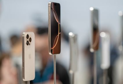 apple queda en medio de la guerra comercial: trump dice que le impondra un arancel del 25% si no fabrica sus iphones en eeuu