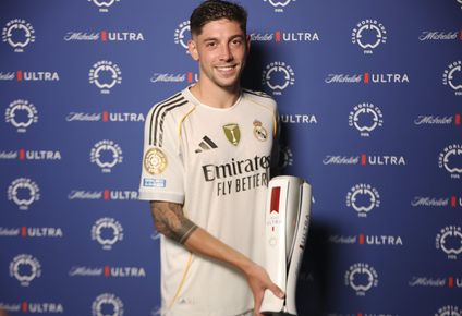 Federico Valverde con el premio MVP ante Juventus