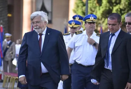 Bonomi durante un acto y festejos por el Día de la Policía