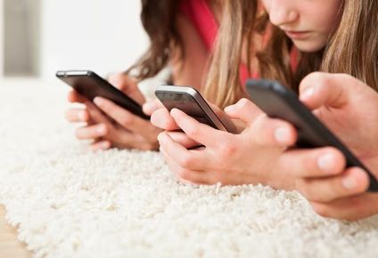 mi mama esta al lado: que significan mos y dos en el lenguaje secreto de los adolescentes en redes sociales